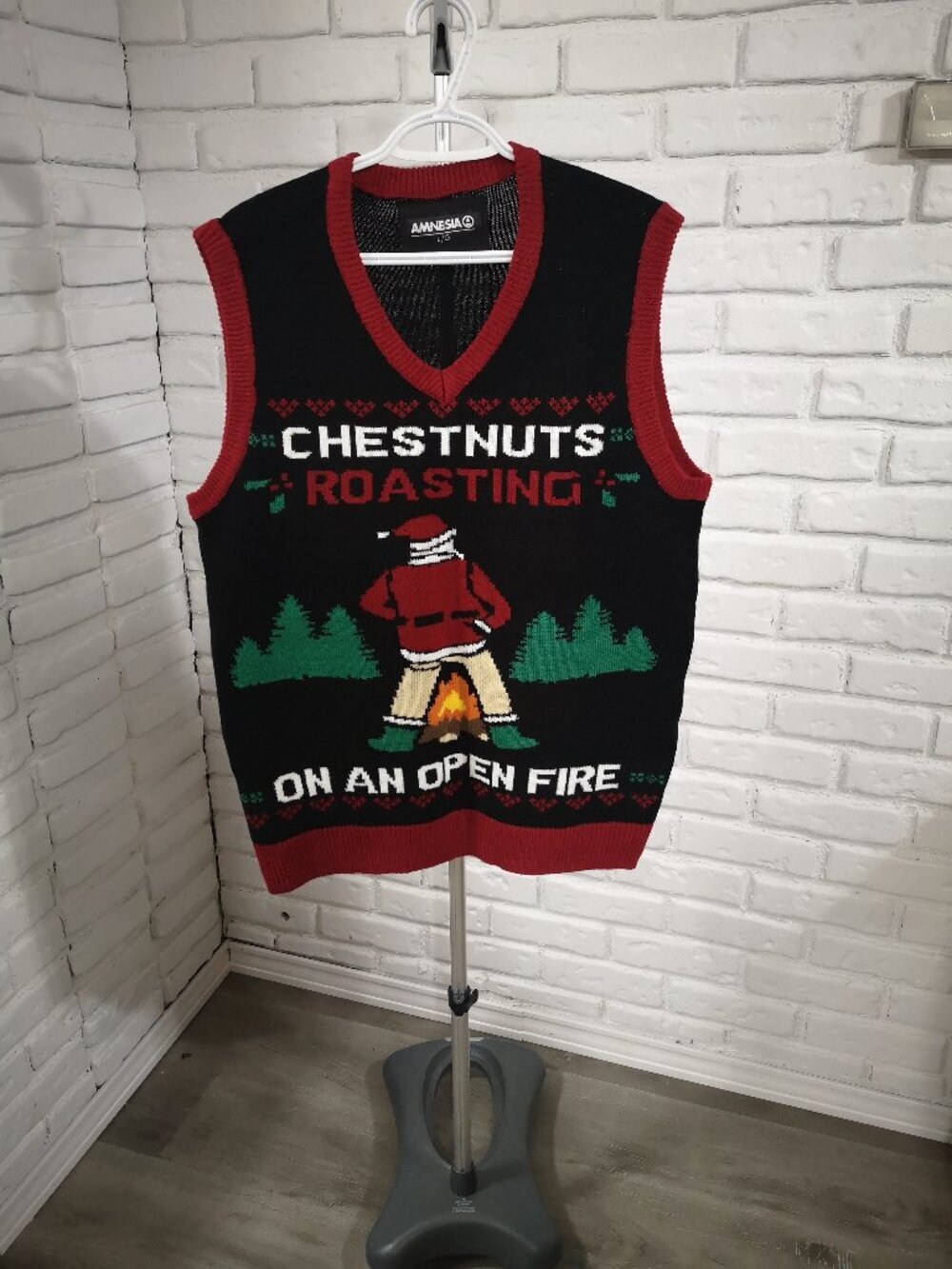 Amnesia Men's Size Large Christmas Vest "Chestnuts Roasting on an Open Fire"